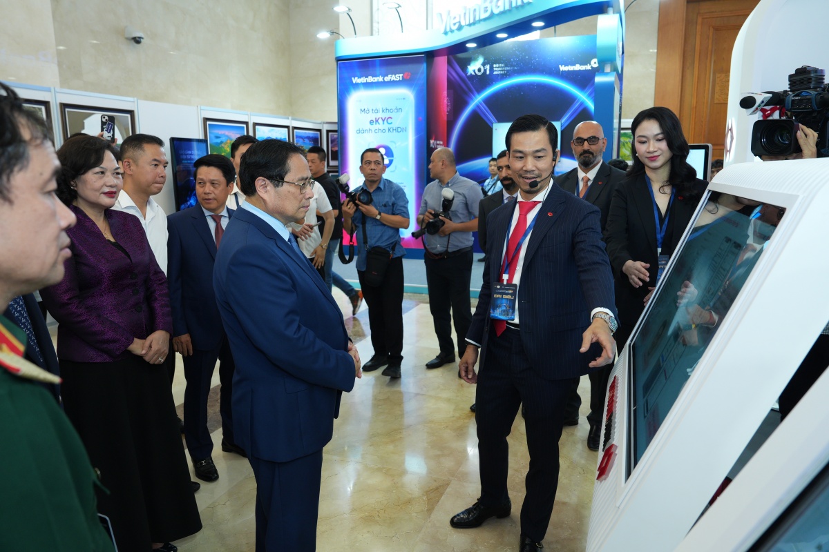 14.Đại diện Techcombank thuyết minh các sản phẩm nổi bật trước Lãnh đạo Chính phủ